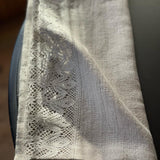 Dabīgi pelēka, nekrāsota lina galda celiņš ar ~6cm platu lina mežģīni ar tulpju pumpuriņu ornamentu