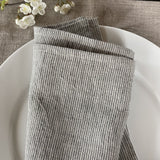 Mīkstināta vidēji plāna lina galda salvetes ar tumši pelēkām/dabīgi pelēkām sīkām svītriņām un šaurām maliņām