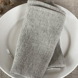 Mīkstināta vidēji plāna lina galda salvetes ar tumši pelēkām/dabīgi pelēkām sīkām svītriņām un šaurām maliņām