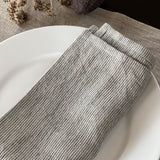 Mīkstināta vidēji plāna lina galda salvetes ar tumši pelēkām/dabīgi pelēkām sīkām svītriņām un šaurām maliņām