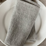 Mīkstināta vidēji plāna lina galda salvetes ar tumši pelēkām/dabīgi pelēkām sīkām svītriņām un šaurām maliņām