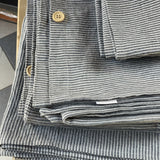 Palags ar gumiju no SVĪTRAINA (TUMŠI PELĒKAS/dabīgi pelēkas vidēji platas svītriņas(~2.25mm)) dizaina viegli mīkstināta lina auduma, dažādi izmēri