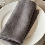 Mīkstināta vidēji plāna lina tumši pelēkas galda salvetes ar šaurām maliņām