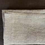 Mīkstināta lina galda salvetes ar tumši pelēkām/dabīgi pelēkām svītriņām un platām maliņām