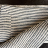 Mīkstināta lina galda salvetes ar tumši pelēkām/dabīgi pelēkām svītriņām un platām maliņām