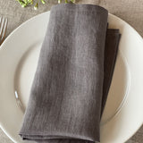 Mīkstināta vidēji plāna lina tumši pelēkas galda salvetes ar šaurām maliņām