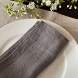 Mīkstināta vidēji plāna lina tumši pelēkas galda salvetes ar šaurām maliņām