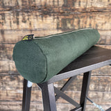 Tumši zaļš mīkstināta lina griķu spilvens - rullītis- pagalvītis