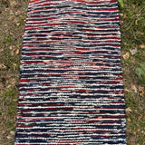 Tumši zilas, sarkanas un baltas svītriņas, vilnas auduma grīdceliņš ~70x110cm