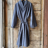 Tumši zilpelēka mīkstināta lina auduma halāts - kimono tipa modelis ar garām piedurknēm un kabatām