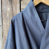 Tumši zilpelēka mīkstināta lina auduma halāts - kimono tipa modelis ar garām piedurknēm un kabatām