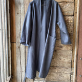Tumši zilpelēka mīkstināta lina auduma halāts - kimono tipa modelis ar garām piedurknēm un kabatām
