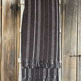 Tumši brūns 100% aitas vilnas pleds/sega ar smalkām baltām vertikālām svītriņām un bārkstīm, 170x210cm