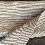 Lina galda salvetes ar tumši pelēkām/dabīgi pelēkām sīkām svītriņām un platām maliņām