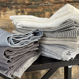 Lina galda salvetes ar tumši pelēkām/dabīgi pelēkām sīkām svītriņām un platām maliņām