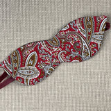 Koši sarkana kaķa acu formas miega maska gulēšanai ar karameļu brūnu nierīšu rakstu