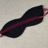 Koši sarkana kaķa acu formas miega maska gulēšanai ar karameļu brūnu nierīšu rakstu