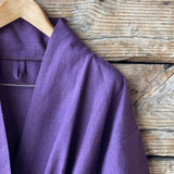 Tumši violeta toņa mīkstināta lina auduma halāts - kimono tipa modelis ar garām piedurknēm un kabatām