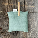 Lavandas spilventiņš, piparmētru zaļā lina spilvendrānā