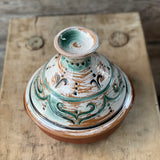 Tadžina 20 cm dia ar baltu/zaļu/brūnu vāku ar reljefu marokāņu ornamentu un brūnu šķīvi