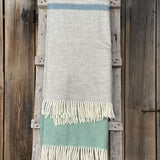 Piparmētru zaļa/gaiši pelēka toņa 100% aitas vilnas pleds ar baltām bārkstīm 150x183cm