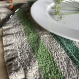 Dabīgi pelēka lina auduma galda/šķīvja paliktnis ar zaļām/pelēkām svītrām