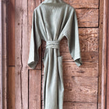 Piparmētru zaļš mīkstināta lina auduma halāts - kimono tipa modelis ar garām piedurknēm un kabatām