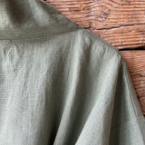 Piparmētru zaļš mīkstināta lina auduma halāts - kimono tipa modelis ar garām piedurknēm un kabatām
