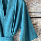 Smaragda zaļš mīkstināta lina auduma kimono tipa halāts ar garām piedurknēm