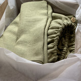 Olīvzaļa toņa mīkstināta lina palags ar gumiju