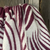 Tumši violeta/balta toņa aitas vilnas sega