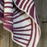 Tumši violeta/balta toņa aitas vilnas sega