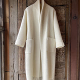 Individuālie pasūtījumi - balts aitas vilnas garais ziemas halāts/mētelis bez oderes