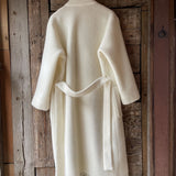 Individuālie pasūtījumi - balts aitas vilnas garais ziemas halāts/mētelis bez oderes