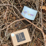 Gaiši zila sojas vaska svece ar eikaliptu aromātu