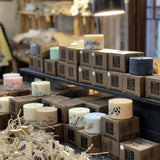 Gaiši zila sojas vaska svece ar eikaliptu aromātu