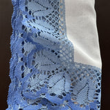 Gaiši zils lina galdauts ar 12cm platu zilu lina mežģīni ar tulpīšu ornamentu