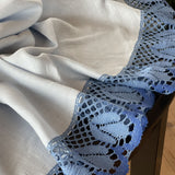 Gaiši zils lina galdauts ar 12cm platu zilu lina mežģīni ar tulpīšu ornamentu