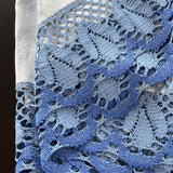 Gaiši zils lina galdauts ar 12cm platu zilu lina mežģīni ar tulpīšu ornamentu