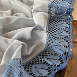 Gaiši zils lina galdauts ar 12cm platu zilu lina mežģīni ar tulpīšu ornamentu