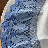 Gaiši zils lina galdauts ar 12cm platu zilu lina mežģīni ar tulpīšu ornamentu