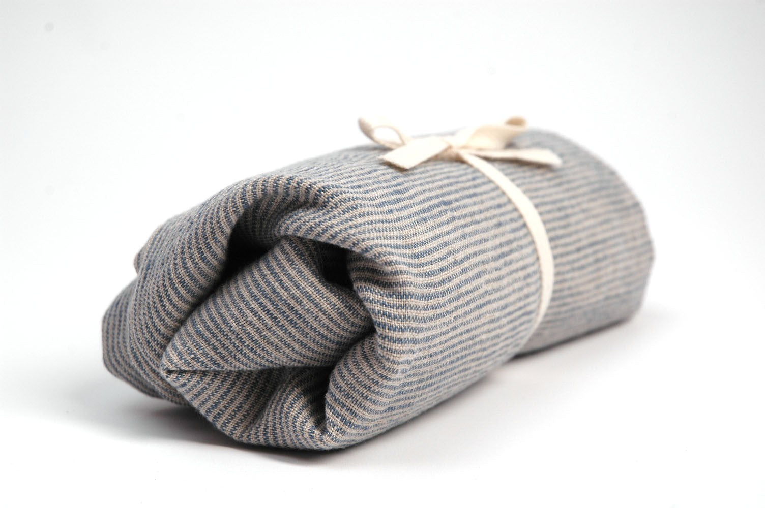 Mīkstināta lina spilvendrāna ar pelēki/zilu svītrotu rakstu