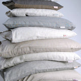 Mīkstināta lina spilvendrāna ar pelēki/zilu svītrotu rakstu