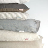 Mīkstināta lina spilvendrāna ar pelēki/zilu svītrotu rakstu